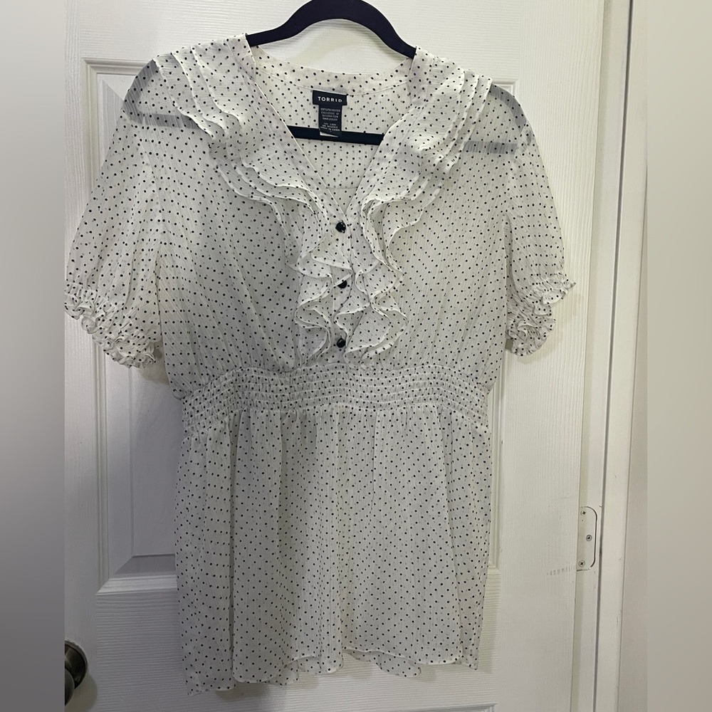 Torrid White Black Short Sleeve V-Neck Polka Dot Blouse with Ruffle, Size 1